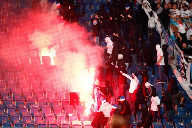 Hooligan phá nát trận đấu của Hertha Berlin - Bóng Đá
