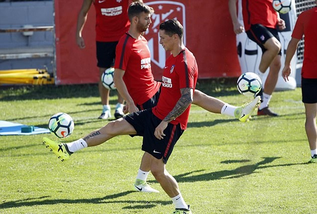 Torres thể hiện vai trò đầu tàu trên sân tập - Bóng Đá
