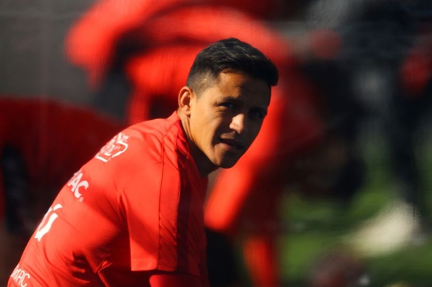 Gác lại tin đồn chuyển nhượng, Alexis Sanchez cháy hết mình khi lên tuyển - Bóng Đá