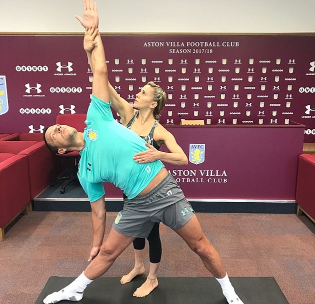 John Terry tập yoga ngay giữa phòng họp báo - Bóng Đá