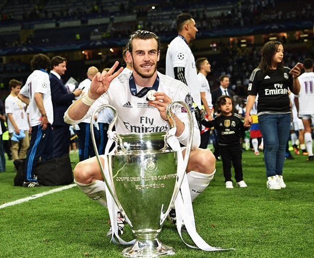 Bale trẻ ra chục tuổi khi chơi bóng cùng các cầu thủ nhí - Bóng Đá