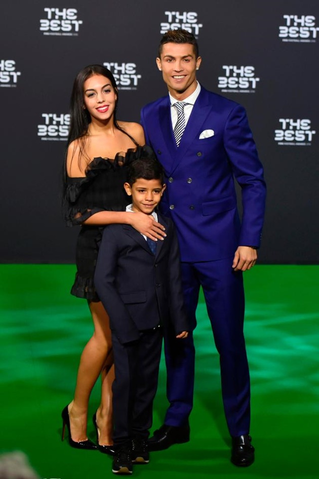 Georgina Rodriguez mang bụng bầu đến cổ vũ Ronaldo - Bóng Đá