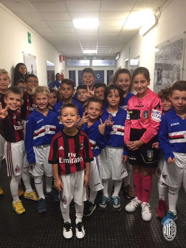 AC Milan tới sân - Bóng Đá