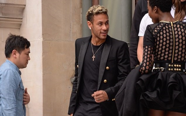 Chán bóng đá, Neymar thử sức trên sàn catwalk - Bóng Đá