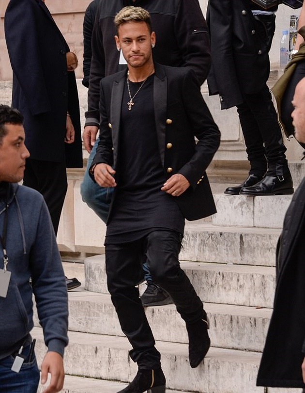 Chán bóng đá, Neymar thử sức trên sàn catwalk - Bóng Đá