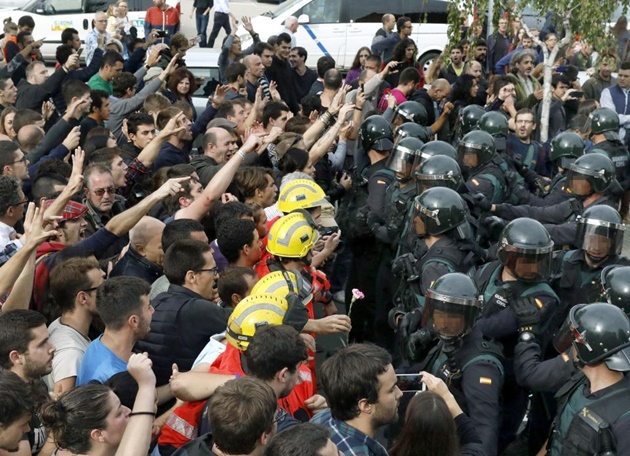 Dùi cui, súng cao su đầy đường trong ngày Catalan đòi tự trị - Bóng Đá
