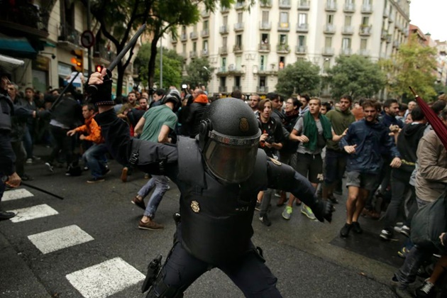 Dùi cui, súng cao su đầy đường trong ngày Catalan đòi tự trị - Bóng Đá