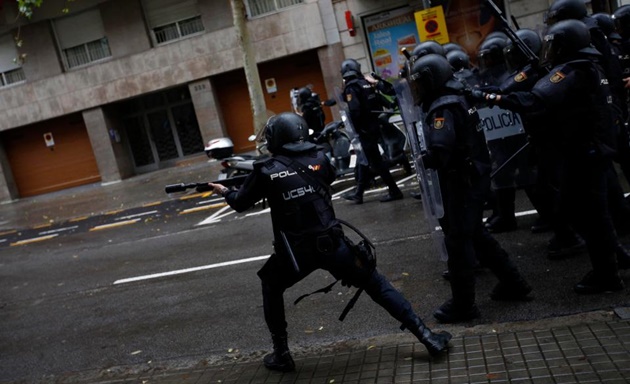Dùi cui, súng cao su đầy đường trong ngày Catalan đòi tự trị - Bóng Đá