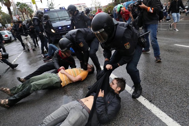 Dùi cui, súng cao su đầy đường trong ngày Catalan đòi tự trị - Bóng Đá