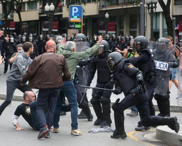 Dùi cui, súng cao su đầy đường trong ngày Catalan đòi tự trị - Bóng Đá