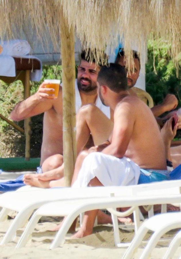 Đồng đội lên tuyển, Diego Costa nốc bia trong ngày sinh nhật buồn - Bóng Đá