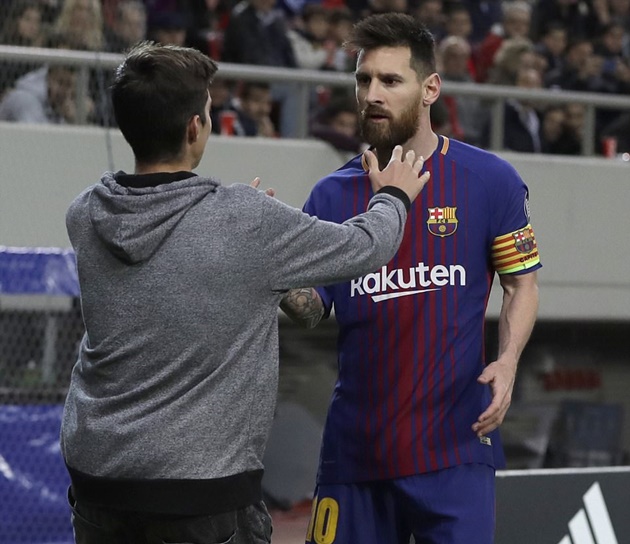 Vượt rào an ninh, fan nhí vào tận sân ôm bằng được Messi - Bóng Đá