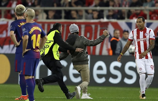 Vượt rào an ninh, fan nhí vào tận sân ôm bằng được Messi - Bóng Đá