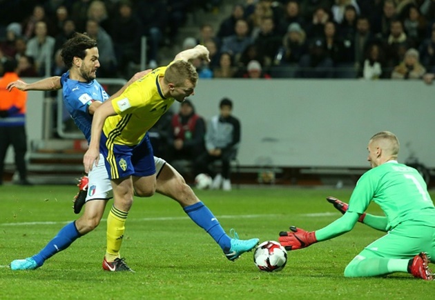 Buffon cúi gằm mặt khi sắp lỗi hẹn với World Cup cuối cùng của sự nghiệp - Bóng Đá