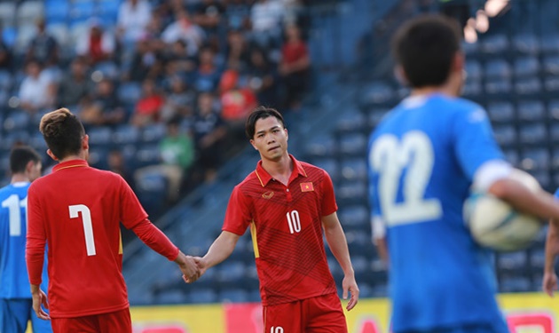 Xuân Trường ôm mặt tiếc nuối khi U23 Việt Nam phải tranh hạng Ba - Bóng Đá