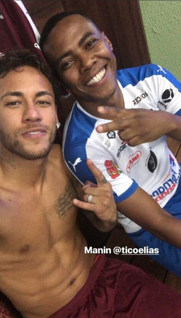 Neymar hội họp cùng người nổi tiếng ở quê nhà - Bóng Đá