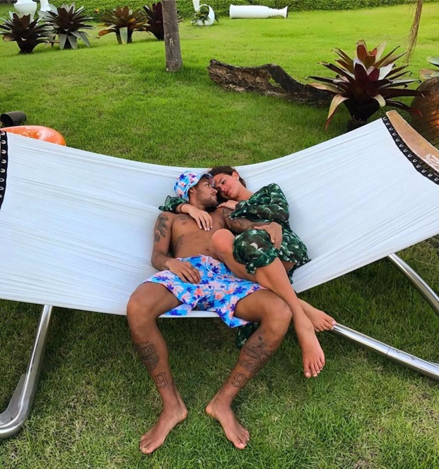Neymar hôn người người đẹp - Bóng Đá