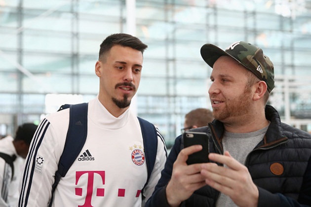 Dàn sao Bayern Munich bị vây kín khi đổ bộ xuống Doha - Bóng Đá