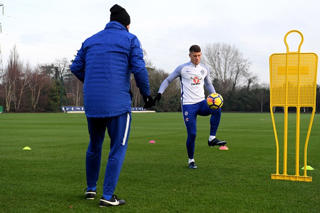 Chân ướt chân ráo đến Chelsea, Barkley đã lao vào tập luyện - Bóng Đá