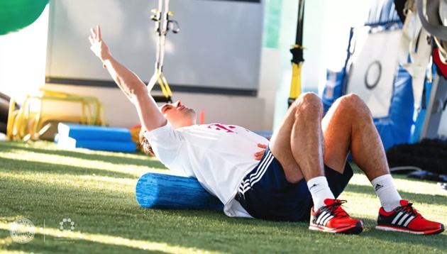 Lewandowski vùi đầu trong phòng tập gym chờ ngày tái xuất - Bóng Đá