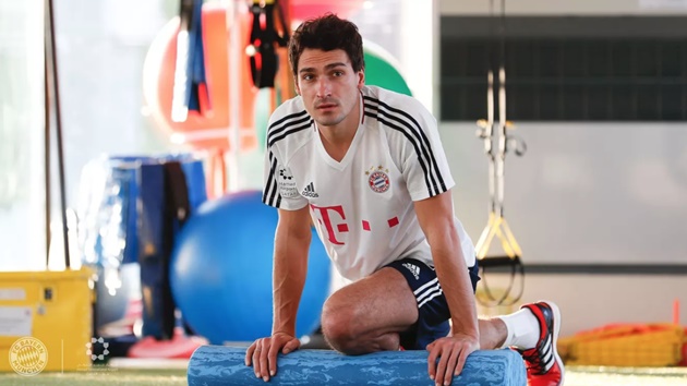 Lewandowski vùi đầu trong phòng tập gym chờ ngày tái xuất - Bóng Đá