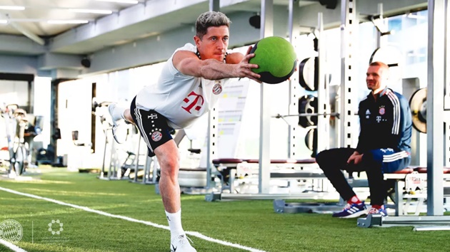 Lewandowski vùi đầu trong phòng tập gym chờ ngày tái xuất - Bóng Đá