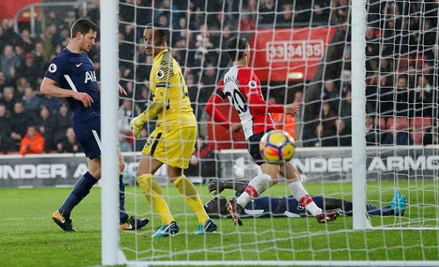 Hàng thủ Tottenham ngơ ngác trước pha đá phản lưới nhà của Davinson Sanchez - Bóng Đá