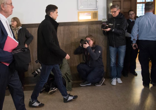Nghi phạm đánh bom xe bus của Dortmund bị đưa ra xét xử - Bóng Đá
