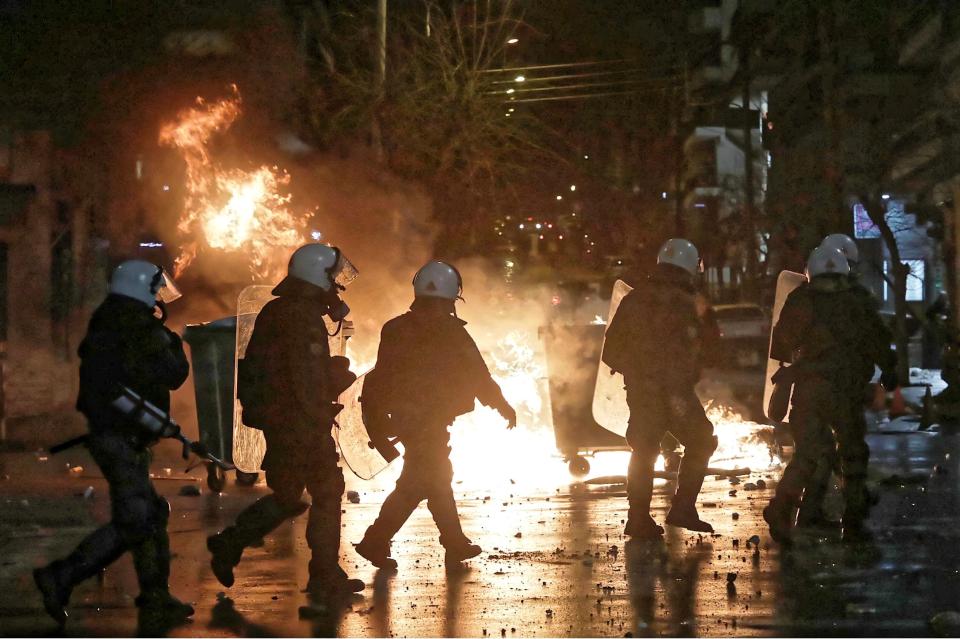 Khung cảnh hỗn loạn bên ngoài trận đấu của Olympiakos - Bóng Đá