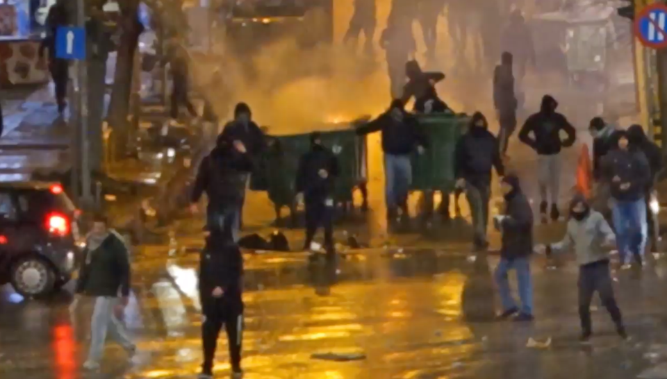 Khung cảnh hỗn loạn bên ngoài trận đấu của Olympiakos - Bóng Đá