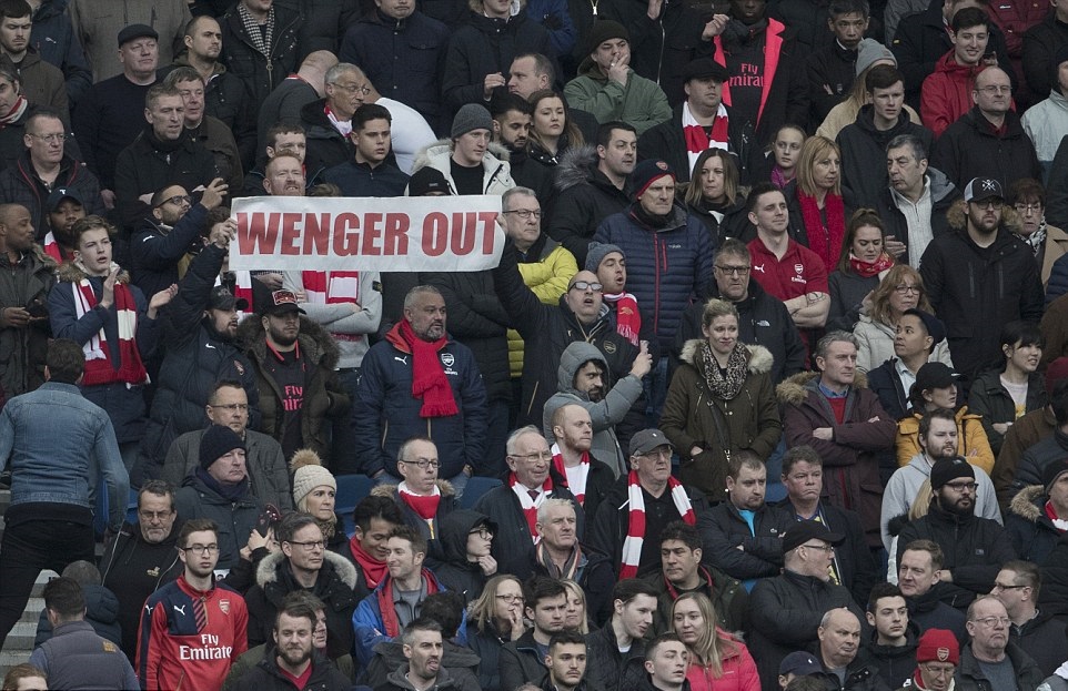 Wenger ôm mặt đau khổ trước lối đá vô hồn của Arsenal - Bóng Đá
