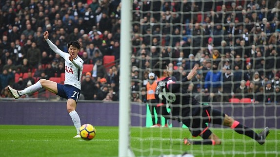 Ngôi sao châu Á của Tottenham khiến hàng thủ Huddersfield ngã rạp - Bóng Đá