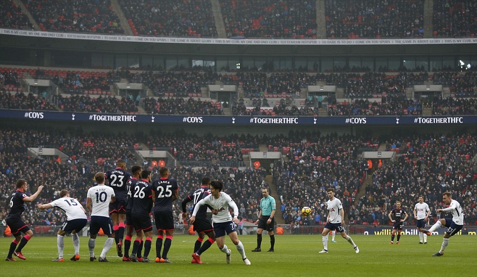 Ngôi sao châu Á của Tottenham khiến hàng thủ Huddersfield ngã rạp - Bóng Đá