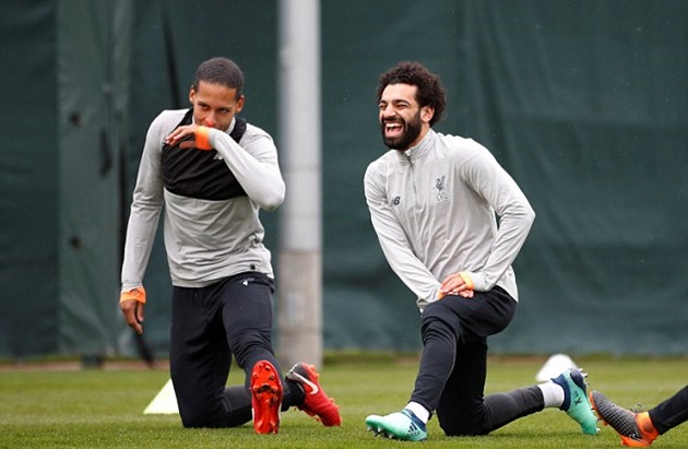 Salah cười thả ga trên sân tập, 