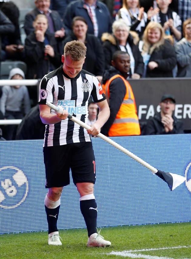 Hạ Arsenal, sao Newcastle hăng máu đá văng cột cờ - Bóng Đá