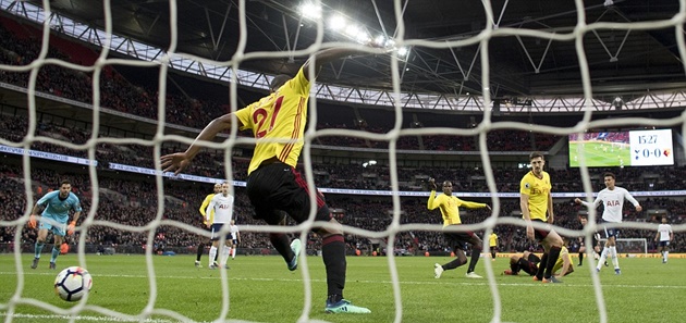 Lloris liều mình chùi bóng cứu lấy tấm vé dự Champions League cho Tottenham - Bóng Đá
