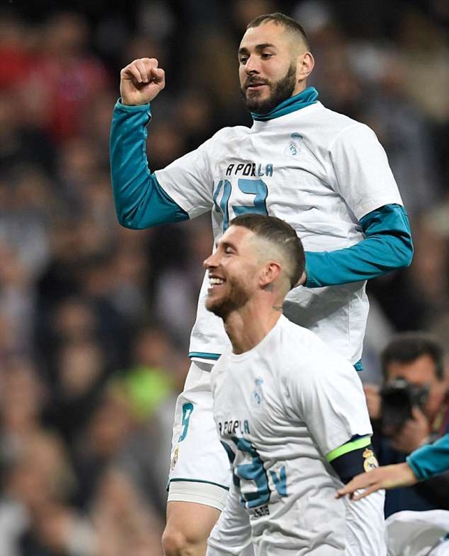 Con Ronaldo ăn mừng chiến thắng theo cách 