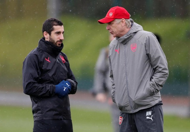 Wenger và Pires đội mưa, động viên học trò vượt khó trước Atletico - Bóng Đá