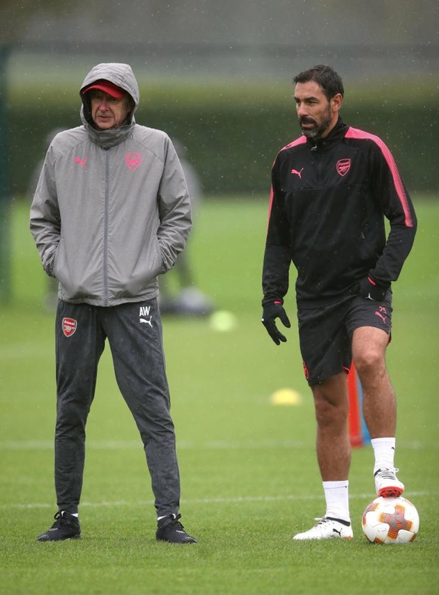 Wenger và Pires đội mưa, động viên học trò vượt khó trước Atletico - Bóng Đá