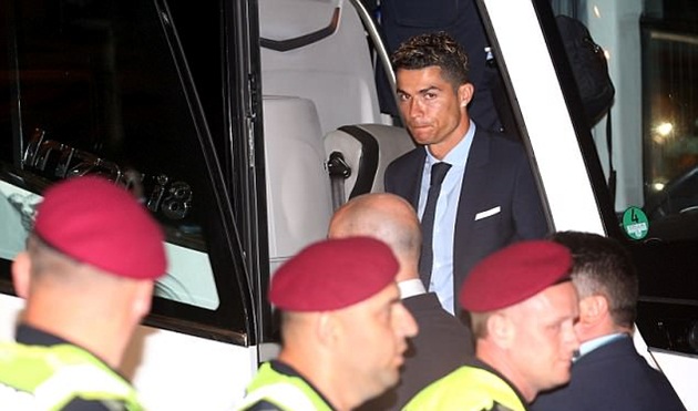 Ronaldo và đồng đội lộ vẻ mệt mỏi khi hành quân đến Kiev trong đêm - Bóng Đá