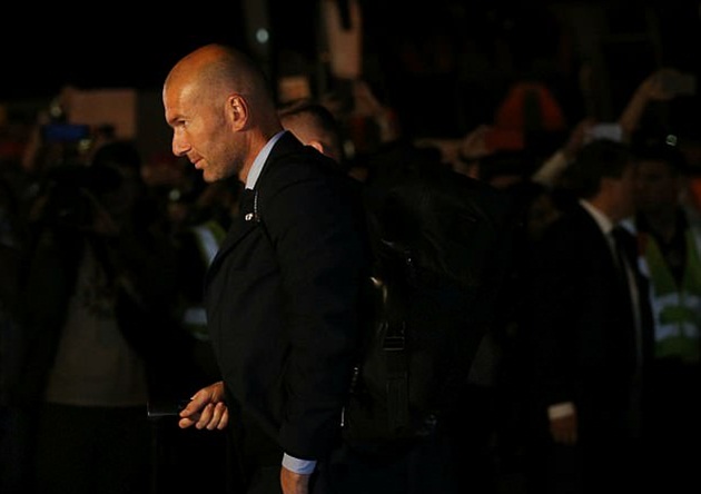 Ronaldo và đồng đội lộ vẻ mệt mỏi khi hành quân đến Kiev trong đêm - Bóng Đá