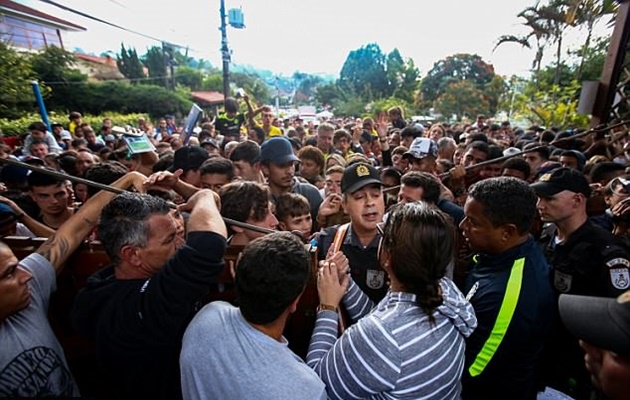 Fan nhí trèo rào, khóc lóc chỉ để xem Neymar đá tập - Bóng Đá