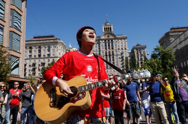 CĐV Liverpool thị uy Real Madrid khi nhuộm đỏ đường phố Kiev - Bóng Đá