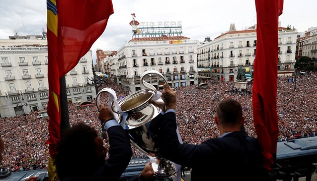 Gạt mọi chỉ trích, Sergio Ramos được chào đón như người hùng ở Madrid - Bóng Đá