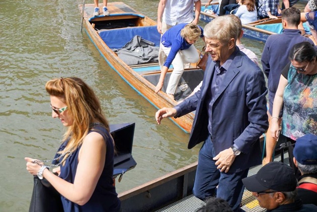 Bỏ ngỏ lời mời của Real, Wenger thong thả dạo thuyền với con gái - Bóng Đá