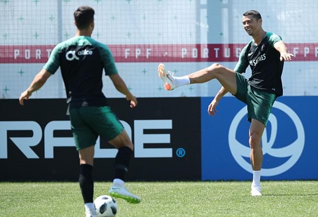 Hậu hat-trick, Ronaldo tiếp tục luyện tuyệt kĩ trên sân tập - Bóng Đá