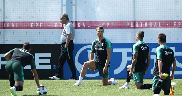 Hậu hat-trick, Ronaldo tiếp tục luyện tuyệt kĩ trên sân tập - Bóng Đá