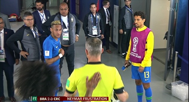 Không được đá phạt đền, Neymar vào tận đường hầm 