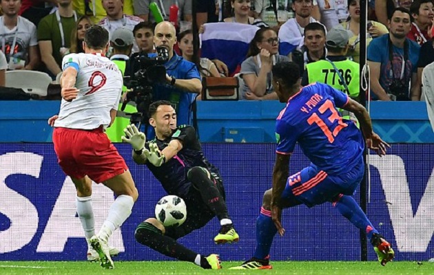 Thua trận, Lewandowski còn bị mất điểm nặng khi chơi xấu Ospina - Bóng Đá