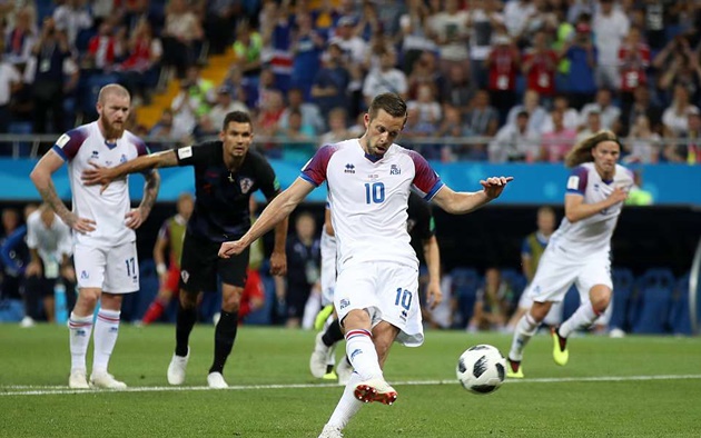 Chiến đấu đổ máu, Iceland vẫn cay đắng rời giải vì sai lầm hàng thủ - Bóng Đá